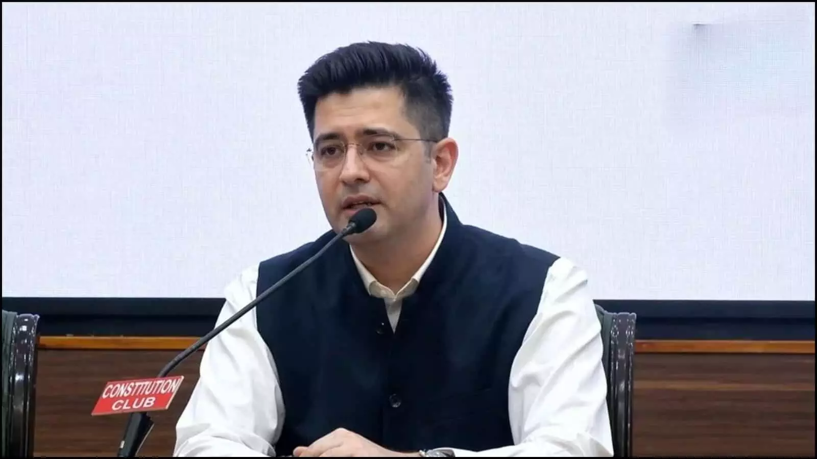 माइक के सामने बैठकर भाषण देते राघव चड्ढा दिल्ली में चुनाव नतीजों पर चर्चा कर रहे हैं। माइक के सामने बैठकर भाषण देते राघव चड्ढा दिल्ली में चुनाव नतीजों पर चर्चा कर रहे हैं।