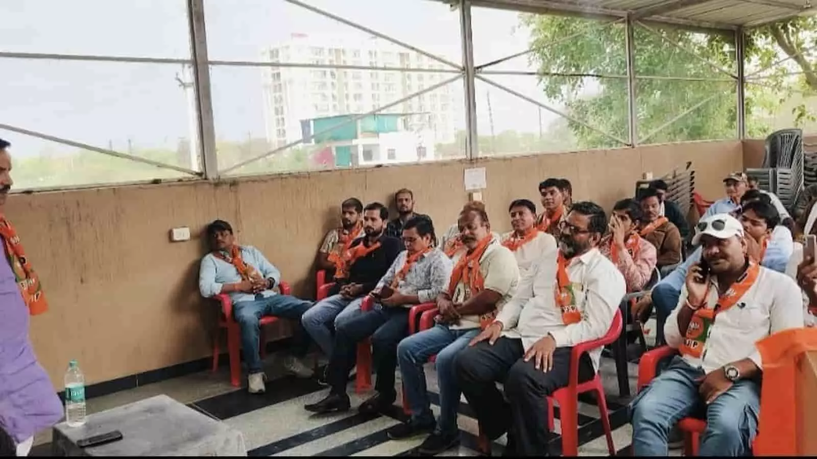 सांसद कार्यालय में आयोजित बैठक के दौरान कुर्सियों पर बैठे भाजपा शहर मंडल के पदाधिकारी और कार्यकर्ता।