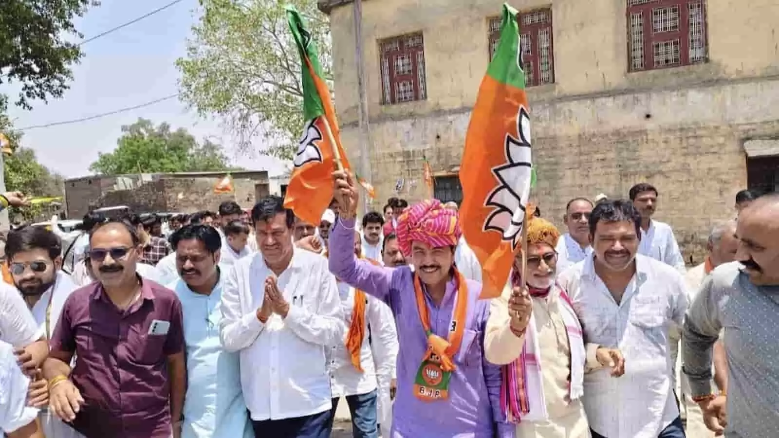 जनसंवाद यात्रा के दौरान भाजपा का झंडा लिए कार्यकर्ताओं के साथ सड़क पर चलते विधायक राधेश्याम बैरवा।