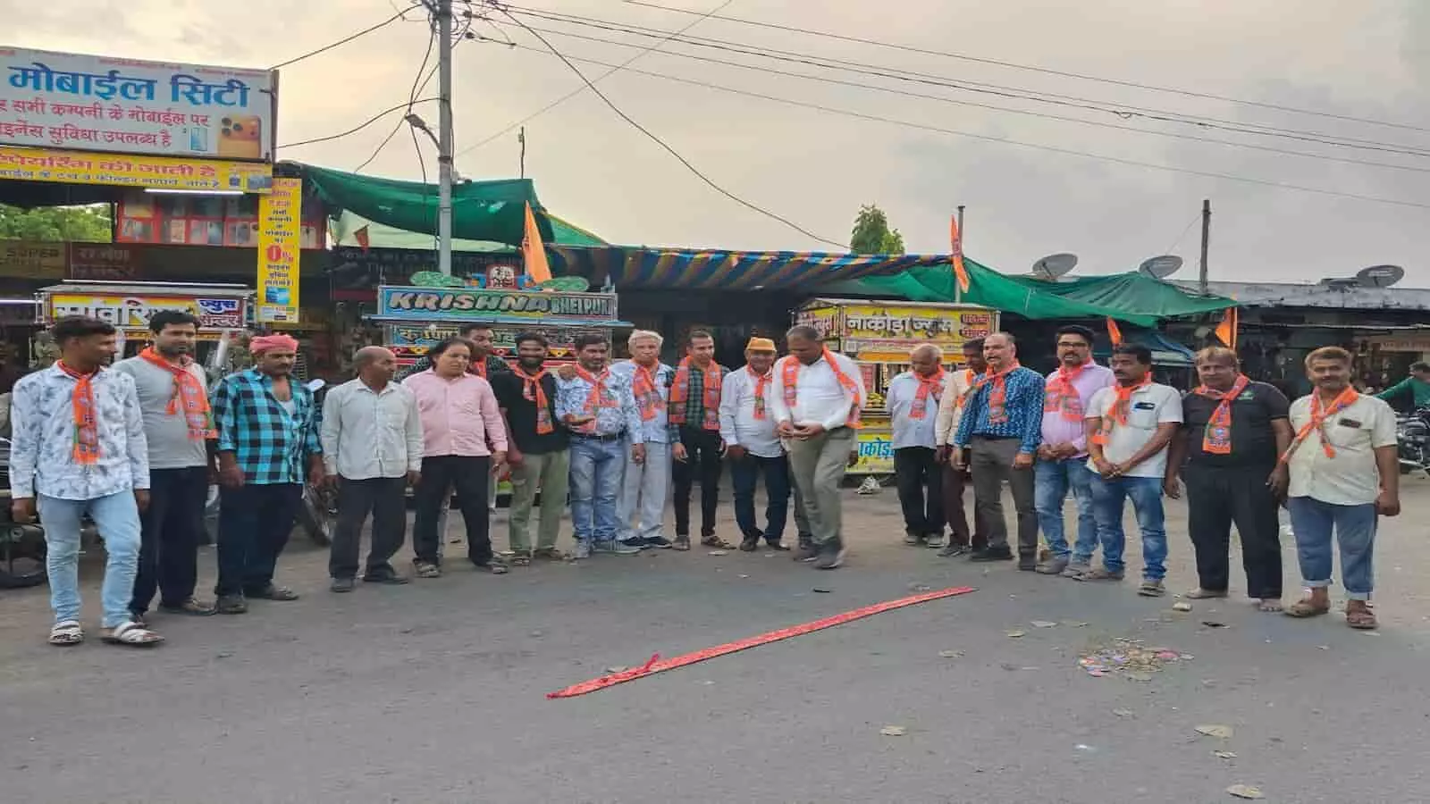 आकोला में सड़क पर खड़े भाजपा कार्यकर्ता चुनावी जीत के उपलक्ष्य में आतिशबाजी की तैयारी करते हुए। आकोला में सड़क पर खड़े भाजपा कार्यकर्ता चुनावी जीत के उपलक्ष्य में आतिशबाजी की तैयारी करते हुए।