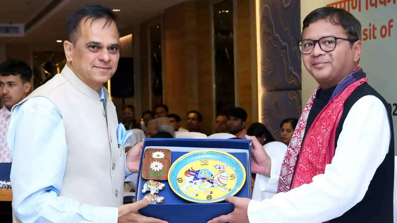 जयपुर में मुख्य सचिव वी. श्रीनिवास संसदीय समिति अध्यक्ष सप्तगिरि शंकर उलका को स्मृति चिह्न भेंट कर रहे हैं। जयपुर में मुख्य सचिव वी. श्रीनिवास संसदीय समिति अध्यक्ष सप्तगिरि शंकर उलका को स्मृति चिह्न भेंट कर रहे हैं।