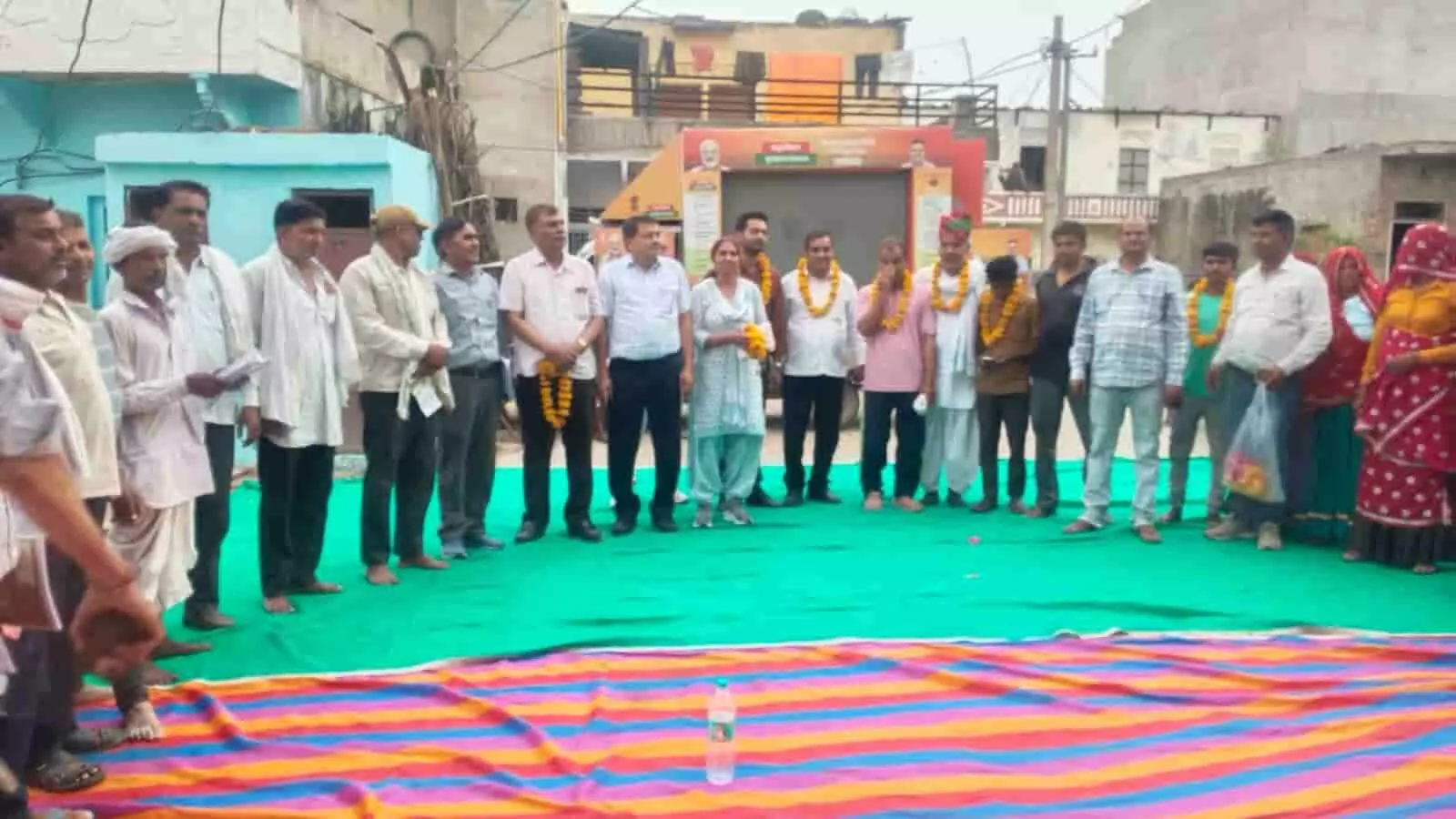 खिलचीपुर में ग्राम रथ कार्यक्रम के दौरान अधिकारियों और किसानों का समूह सरकारी कृषि योजनाओं की चर्चा करते हुए। खिलचीपुर में ग्राम रथ कार्यक्रम के दौरान अधिकारियों और किसानों का समूह सरकारी कृषि योजनाओं की चर्चा करते हुए।