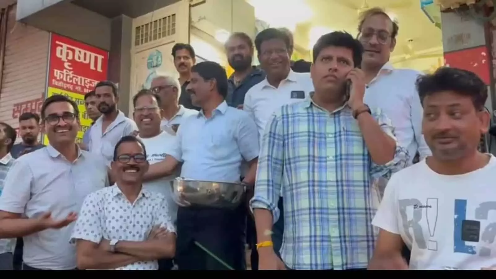 चित्तौड़गढ़ में सब्जी मंडी के पास भाजपा की जीत पर झालमुड़ी वितरण करते कार्यकर्ता और जाजम परिवार के सदस्य।