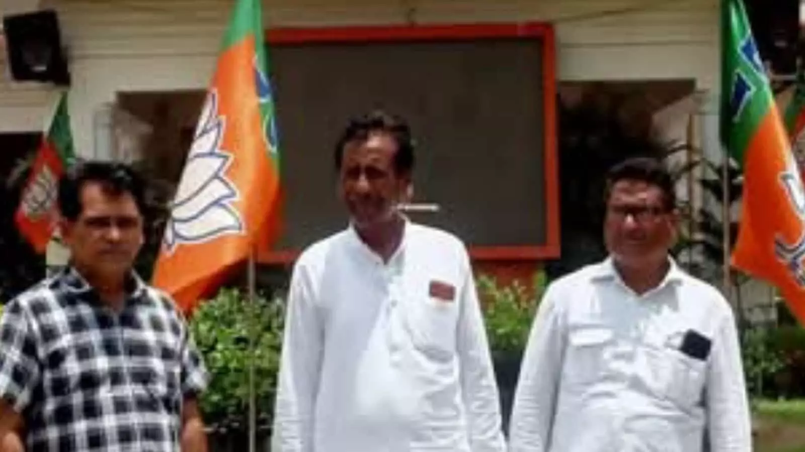 भाजपा प्रदेश कार्यालय के बाहर खड़े अल्पसंख्यक मोर्चा के सदस्य बंगाल चुनाव परिणाम का जश्न मनाते हुए। भाजपा प्रदेश कार्यालय के बाहर खड़े अल्पसंख्यक मोर्चा के सदस्य बंगाल चुनाव परिणाम का जश्न मनाते हुए।