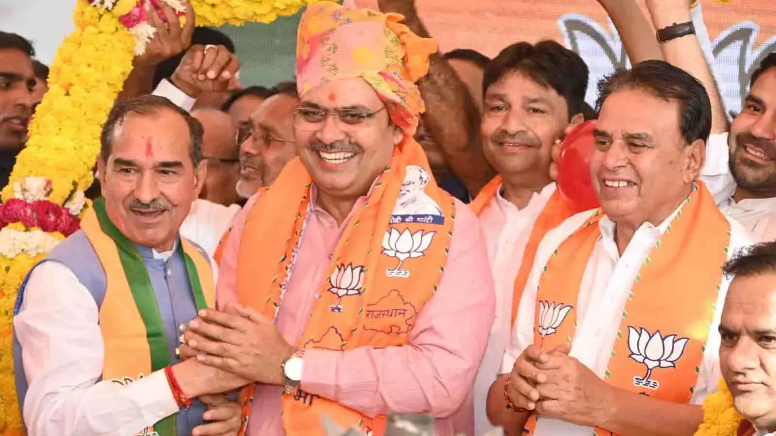 जयपुर भाजपा मुख्यालय में मदन राठौड़ और मुख्यमंत्री भजनलाल शर्मा चुनाव परिणाम के बाद उत्सव मनाते हुए। जयपुर भाजपा मुख्यालय में मदन राठौड़ और मुख्यमंत्री भजनलाल शर्मा चुनाव परिणाम के बाद उत्सव मनाते हुए।