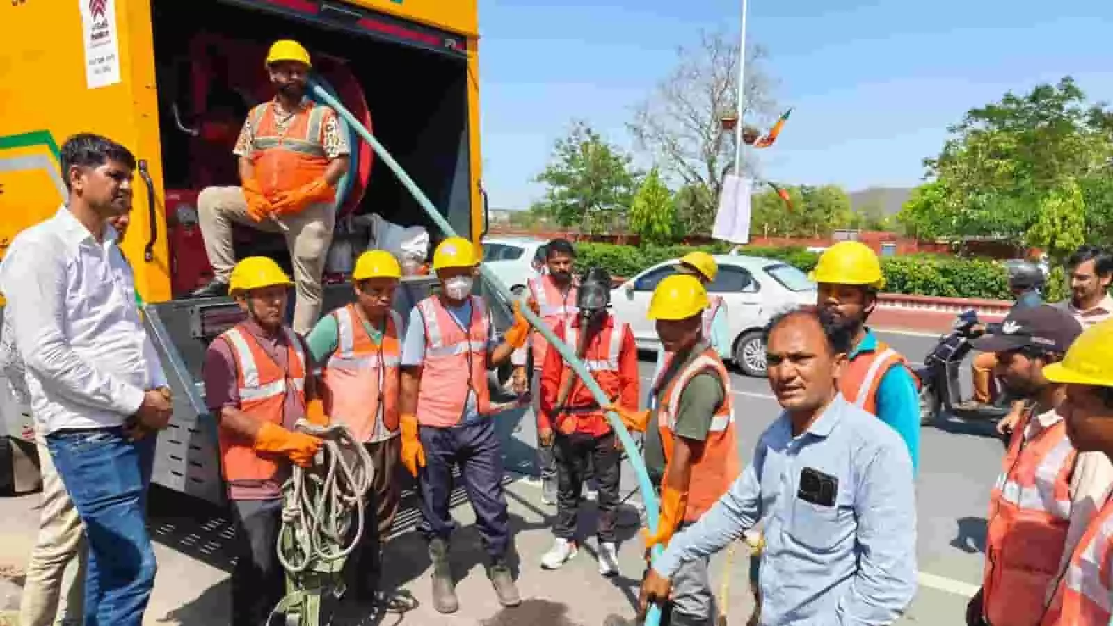 हाईटेक ऑटो सक्शन मशीन और सुरक्षा उपकरणों के साथ प्रशिक्षण लेते सफाई कर्मी और नगर निगम अधिकारी। हाईटेक ऑटो सक्शन मशीन और सुरक्षा उपकरणों के साथ प्रशिक्षण लेते सफाई कर्मी और नगर निगम अधिकारी।