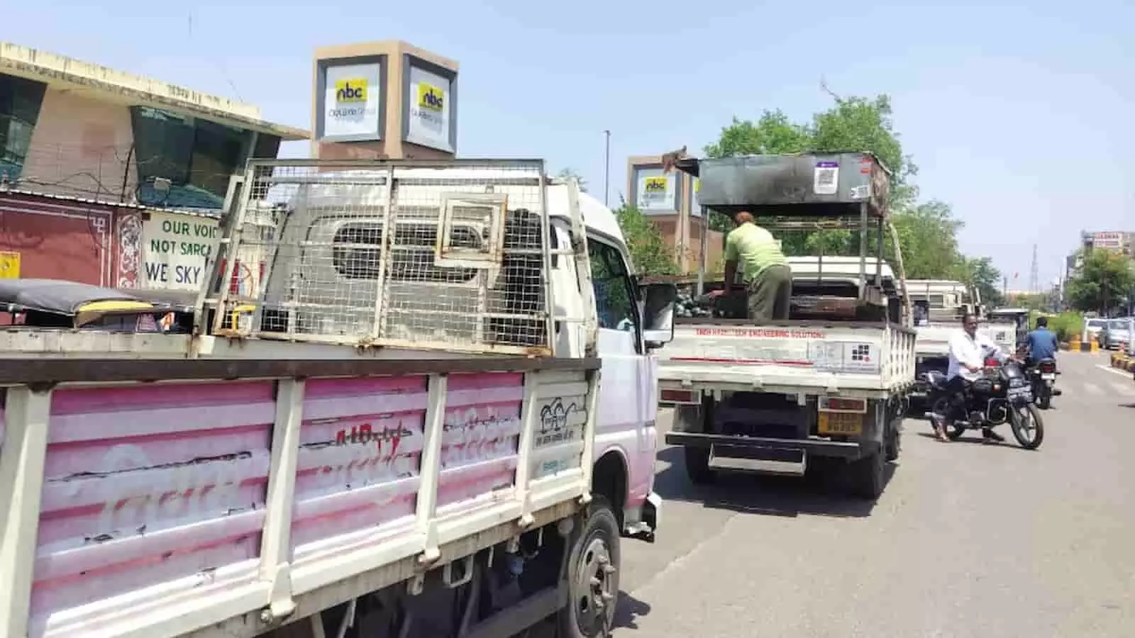 जयपुर में सड़क पर खड़े सामान से लदे केंटर और अतिक्रमण हटाती नगर निगम की टीम। जयपुर में सड़क पर खड़े सामान से लदे केंटर और अतिक्रमण हटाती नगर निगम की टीम।