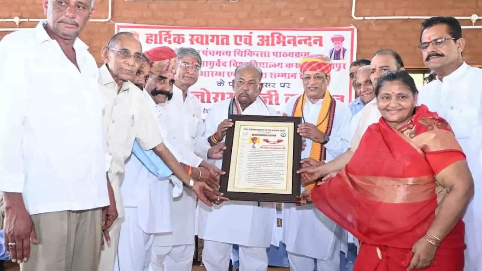 नेहरू सहकार भवन में आयोजित कार्यक्रम के दौरान सम्मान पत्र थामे हुए सहकारिता विभाग के अधिकारी और कार्मिक। नेहरू सहकार भवन में आयोजित कार्यक्रम के दौरान सम्मान पत्र थामे हुए सहकारिता विभाग के अधिकारी और कार्मिक।