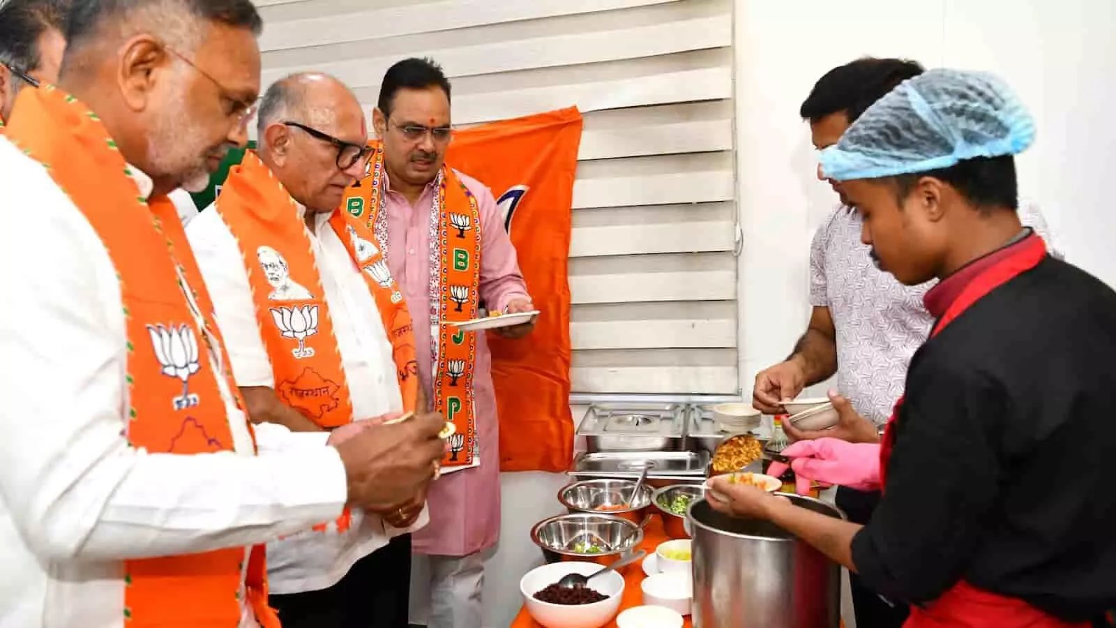 मुख्यमंत्री निवास जयपुर में झालमुड़ी खाकर भाजपा की जीत का जश्न मनाते मुख्यमंत्री भजनलाल शर्मा और अन्य सदस्य। मुख्यमंत्री निवास जयपुर में झालमुड़ी खाकर भाजपा की जीत का जश्न मनाते मुख्यमंत्री भजनलाल शर्मा और अन्य सदस्य।