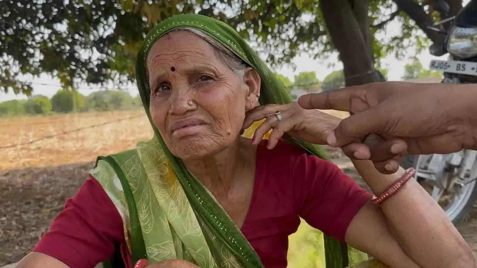 भुसावर में लूट की शिकार महिला सम्पति देवी अपने कान के जख्म दिखाती हुई भुसावर में लूट की शिकार महिला सम्पति देवी अपने कान के जख्म दिखाती हुई
