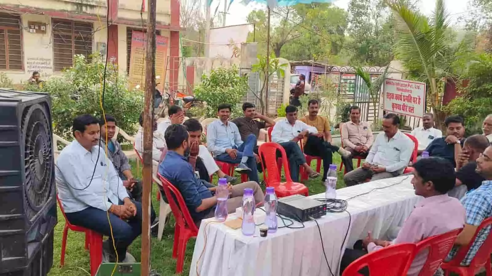श्री सांवरिया गौशाला परिसर में कुर्सी पर बैठे नगर परिषद अधिकारी और नागरिक नीलामी प्रक्रिया देखते हुए। श्री सांवरिया गौशाला परिसर में कुर्सी पर बैठे नगर परिषद अधिकारी और नागरिक नीलामी प्रक्रिया देखते हुए।