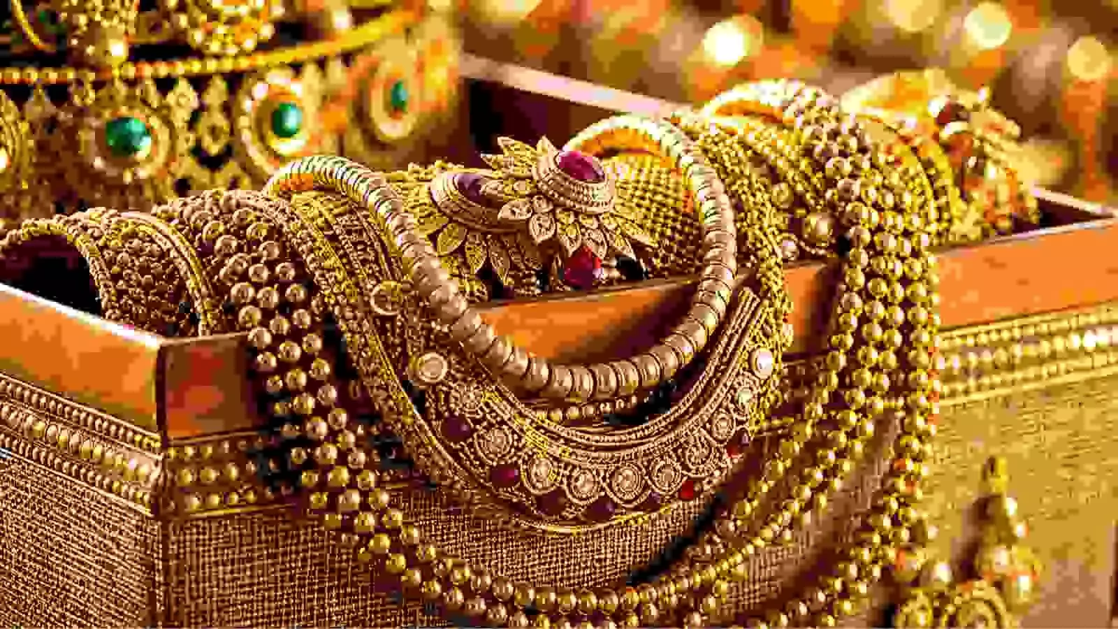 बॉक्स में रखे सोने के आभूषणों का विस्तृत दृश्य जो भारतीय सर्राफा बाजार को दर्शाता है। बॉक्स में रखे सोने के आभूषणों का विस्तृत दृश्य जो भारतीय सर्राफा बाजार को दर्शाता है।