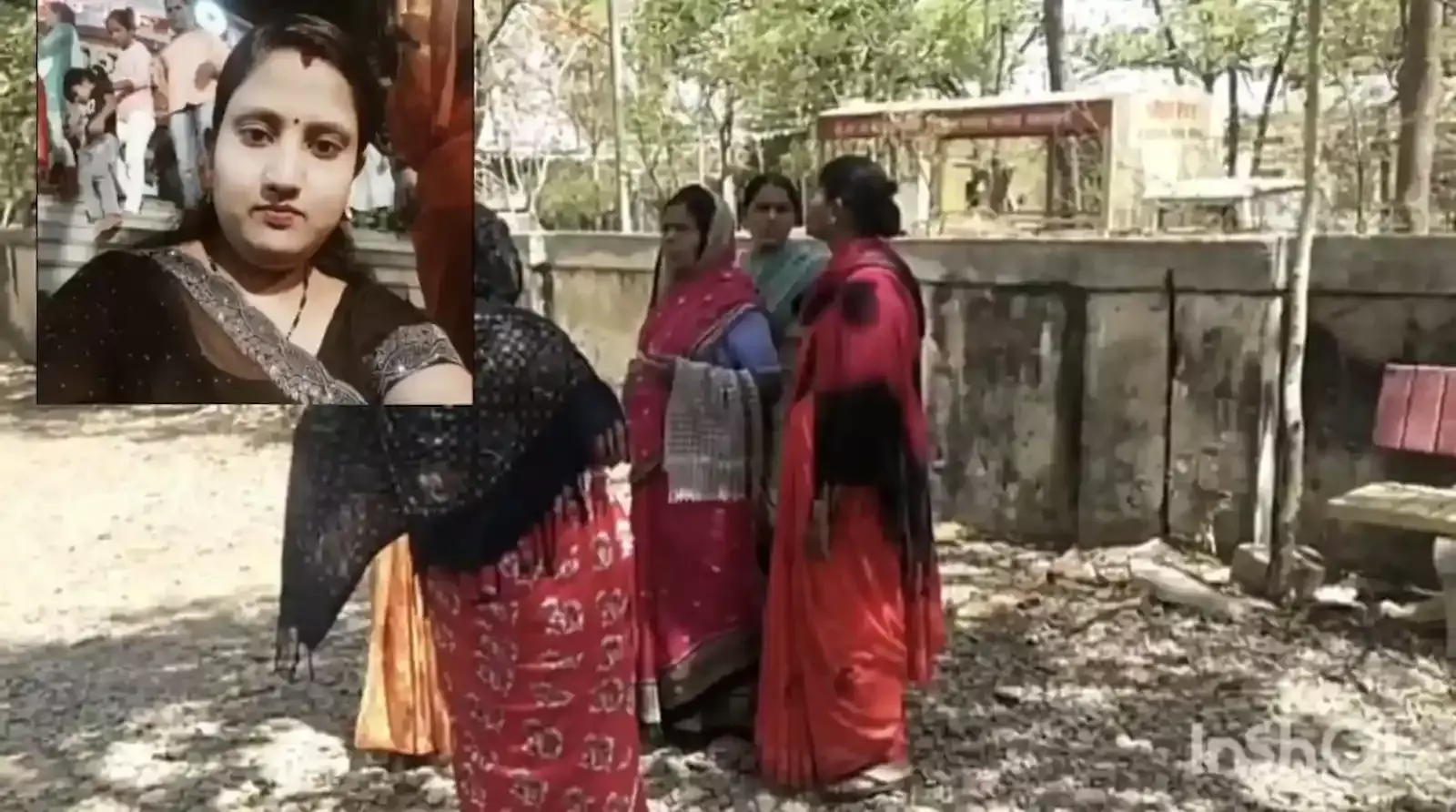 नलेगांव पुलिस चौकी के बाहर प्रदर्शन करते ग्रामीण और मृतका कल्पना कसबे के परिजन। नलेगांव पुलिस चौकी के बाहर प्रदर्शन करते ग्रामीण और मृतका कल्पना कसबे के परिजन।