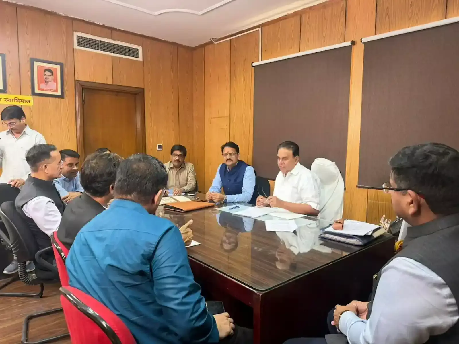 शासन सचिवालय जयपुर में विधि मंत्री जोगाराम पटेल अधिकारियों के साथ विधिक कार्यशाला की तैयारियों हेतु बैठक कर रहे हैं। शासन सचिवालय जयपुर में विधि मंत्री जोगाराम पटेल अधिकारियों के साथ विधिक कार्यशाला की तैयारियों हेतु बैठक कर रहे हैं।