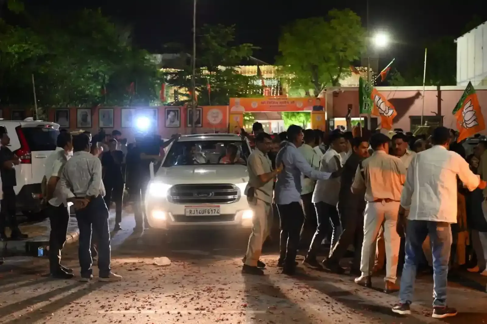 जयपुर भाजपा कार्यालय में विजय उत्सव के दौरान कार्यकर्ताओं के साथ जीत का जश्न मनाते मुख्यमंत्री भजनलाल शर्मा। जयपुर भाजपा कार्यालय में विजय उत्सव के दौरान कार्यकर्ताओं के साथ जीत का जश्न मनाते मुख्यमंत्री भजनलाल शर्मा।