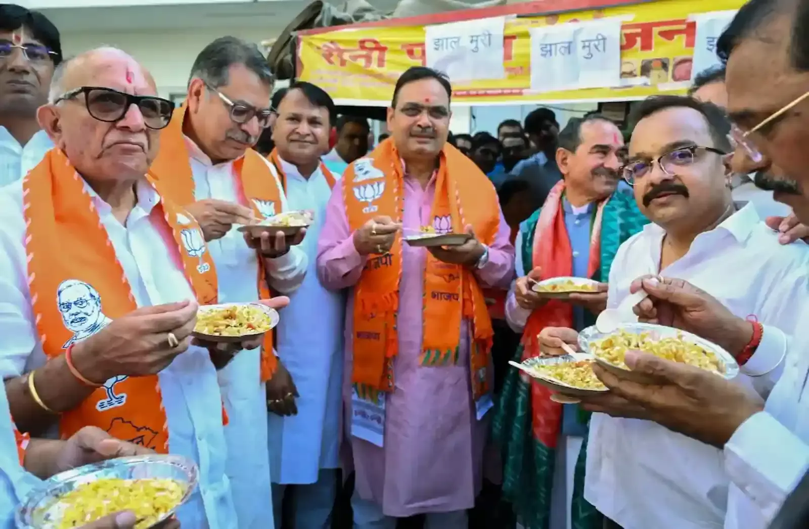 जयपुर भाजपा मुख्यालय में मुख्यमंत्री भजनलाल शर्मा और मदन राठौड़ कार्यकर्ताओं के साथ चुनावी जीत का जश्न मनाते हुए। जयपुर भाजपा मुख्यालय में मुख्यमंत्री भजनलाल शर्मा और मदन राठौड़ कार्यकर्ताओं के साथ चुनावी जीत का जश्न मनाते हुए।