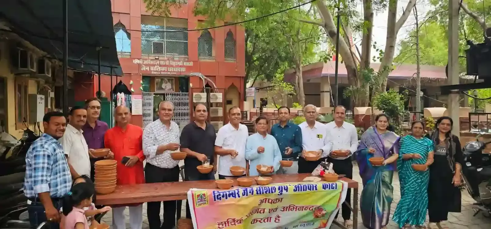 कोटा के तलवंडी जैन मंदिर परिसर में पक्षियों के लिए परिंडे और ज्वार वितरित करते हुए अतिवीर ग्रुप के सदस्य। कोटा के तलवंडी जैन मंदिर परिसर में पक्षियों के लिए परिंडे और ज्वार वितरित करते हुए अतिवीर ग्रुप के सदस्य।