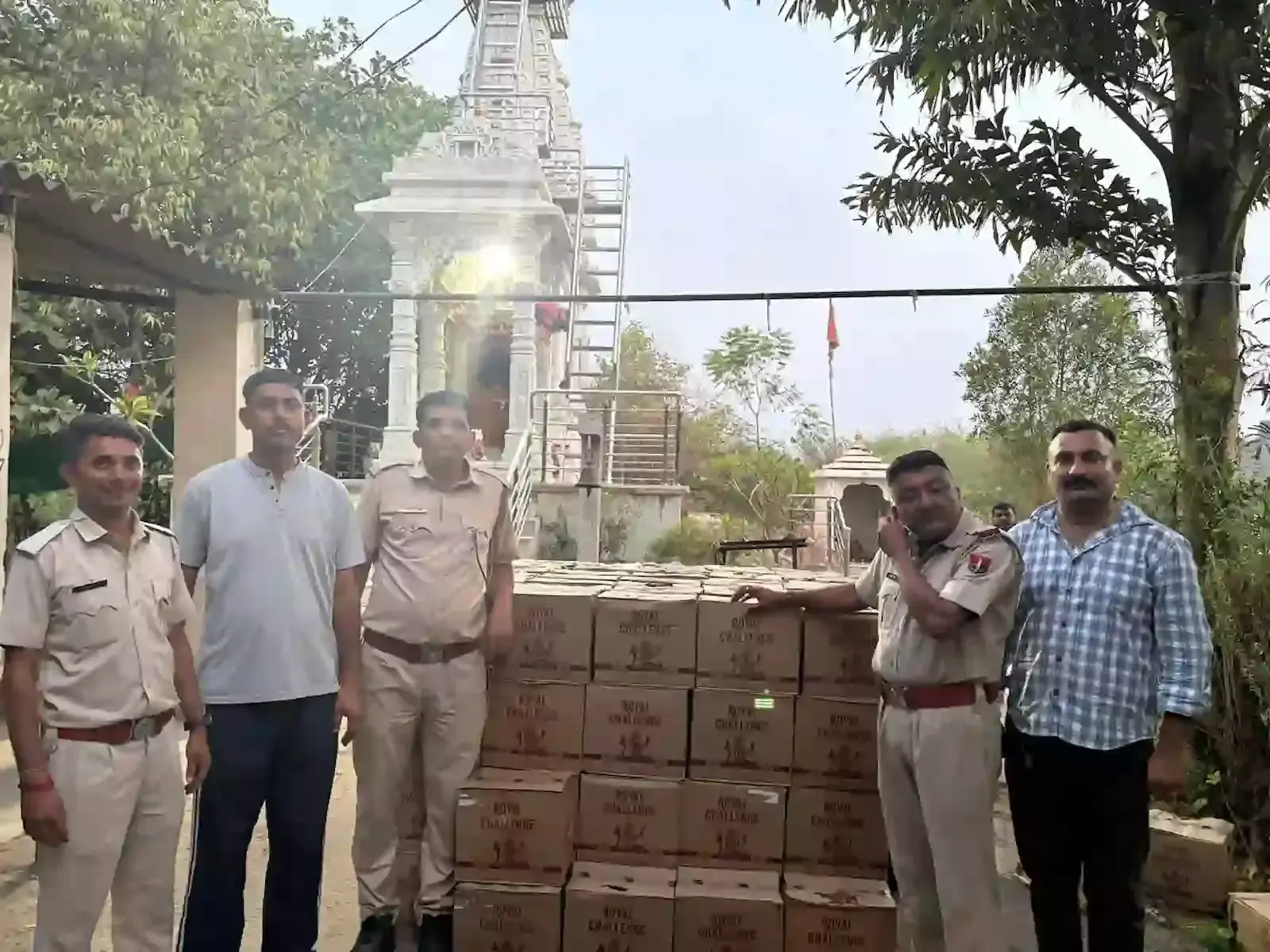 आबूरोड रीको थाना पुलिस द्वारा जब्त की गई अवैध शराब की पेटियां और पकड़े गए आरोपी तस्कर। आबूरोड रीको थाना पुलिस द्वारा जब्त की गई अवैध शराब की पेटियां और पकड़े गए आरोपी तस्कर।