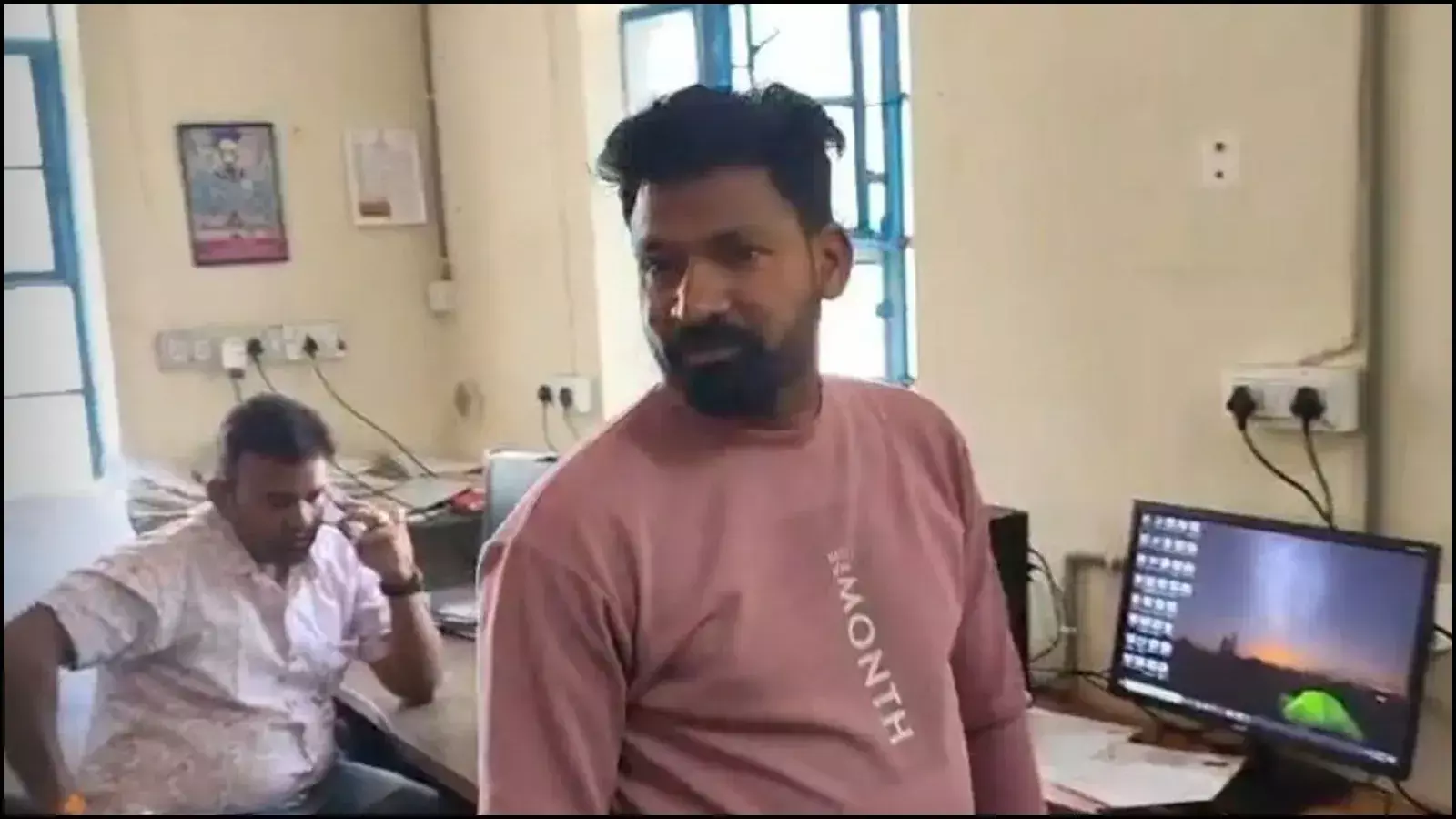 राजसमंद परिवहन विभाग कार्यालय में कंप्यूटर डेस्क पर बैठकर सरकारी कार्य निपटाता संदिग्ध दलाल। राजसमंद परिवहन विभाग कार्यालय में कंप्यूटर डेस्क पर बैठकर सरकारी कार्य निपटाता संदिग्ध दलाल।