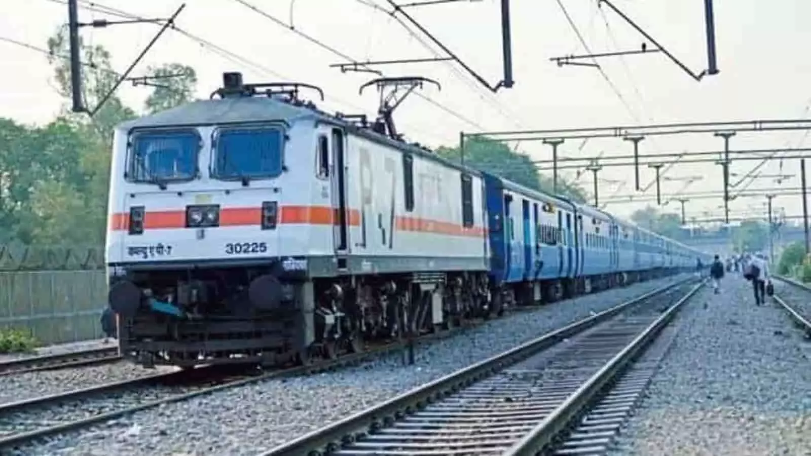 रेलवे ट्रैक पर चलती हुई भारतीय रेलवे की ट्रेन जो बांद्रा और पालिताना के बीच विशेष सेवा दर्शाती है। रेलवे ट्रैक पर चलती हुई भारतीय रेलवे की ट्रेन जो बांद्रा और पालिताना के बीच विशेष सेवा दर्शाती है।