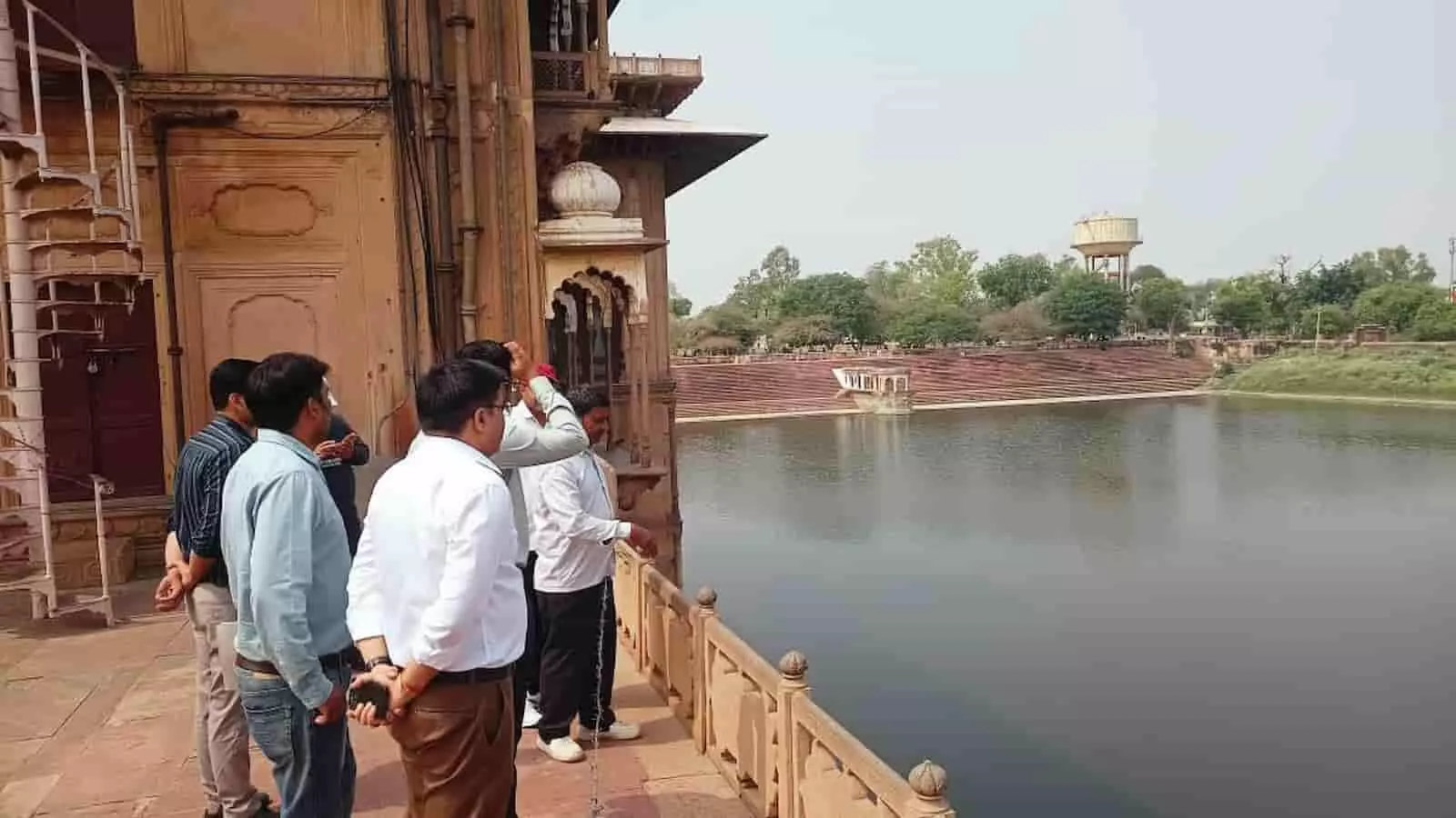 डीग जल महल की बालकनी में खड़े होकर सरोवर का निरीक्षण करते जिला कलक्टर मयंक मनीष और प्रशासनिक अधिकारी। डीग जल महल की बालकनी में खड़े होकर सरोवर का निरीक्षण करते जिला कलक्टर मयंक मनीष और प्रशासनिक अधिकारी।