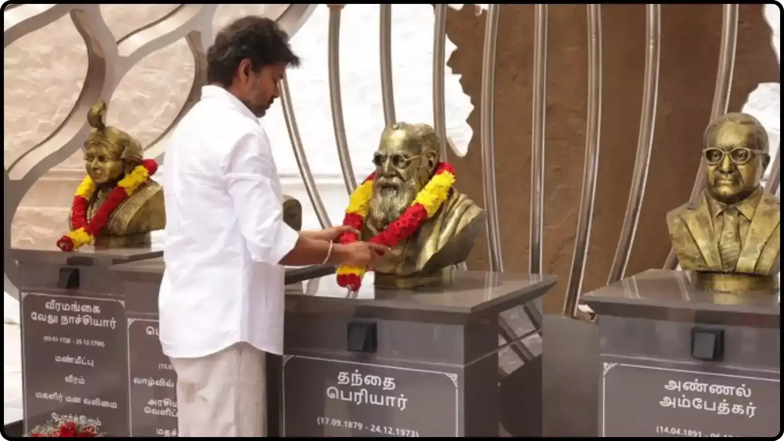 प्रतिमा पर माला चढ़ाते हुए राजनेता विजय चेन्नई में श्रद्धांजलि कार्यक्रम के दौरान दिख रहे हैं। प्रतिमा पर माला चढ़ाते हुए राजनेता विजय चेन्नई में श्रद्धांजलि कार्यक्रम के दौरान दिख रहे हैं।