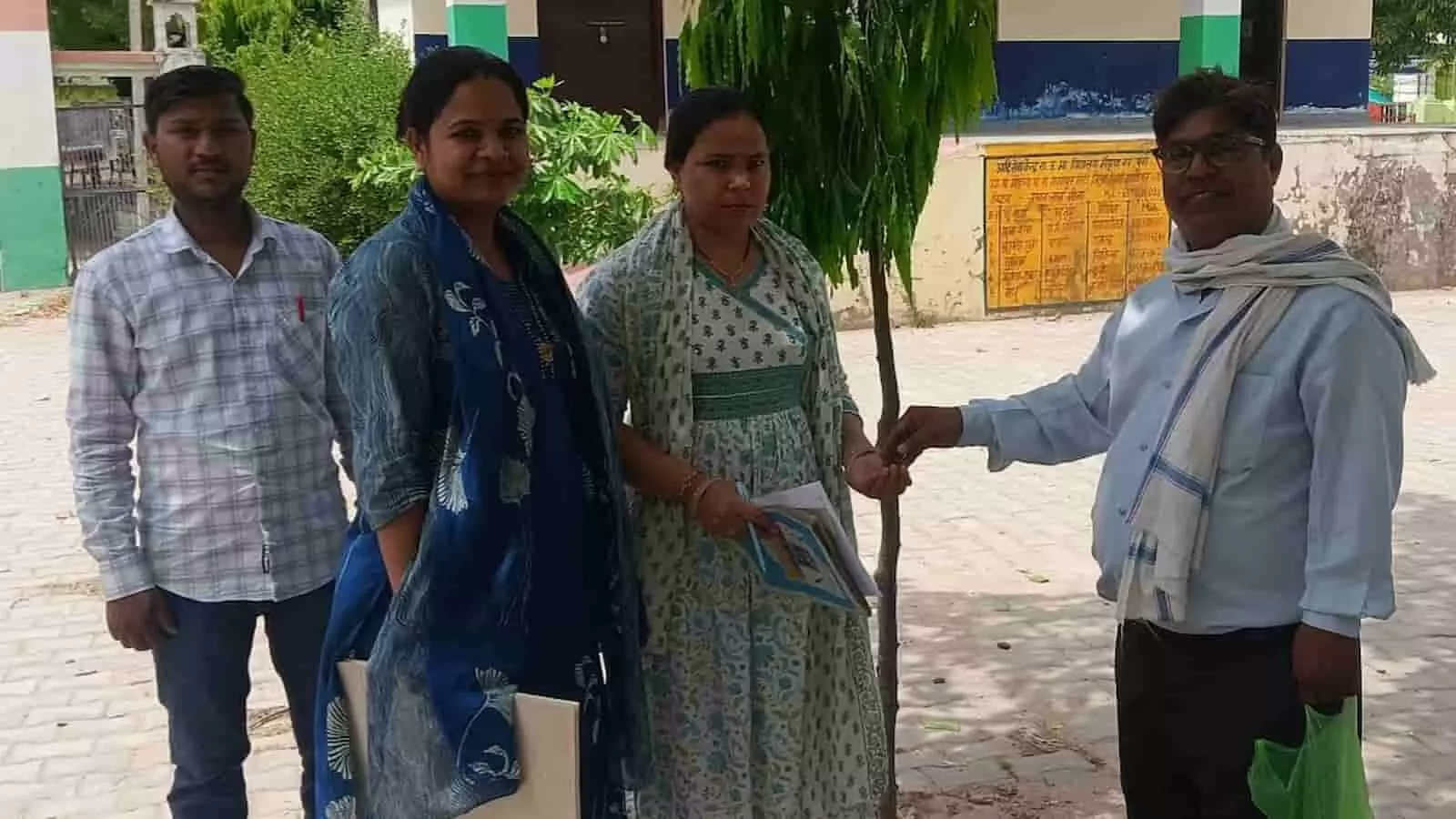 सवाई माधोपुर में विद्यालय परिसर के बाहर अवकाश कटौती का विरोध करते राजस्थान शिक्षक संघ के सदस्य। सवाई माधोपुर में विद्यालय परिसर के बाहर अवकाश कटौती का विरोध करते राजस्थान शिक्षक संघ के सदस्य।