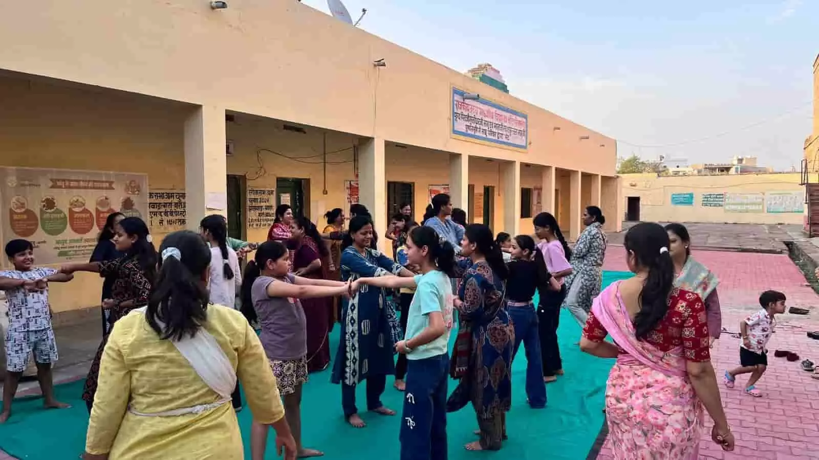 बारां के स्कूल प्रांगण में आत्मरक्षा का प्रशिक्षण लेती बालिकाएं और महिलाएं।
