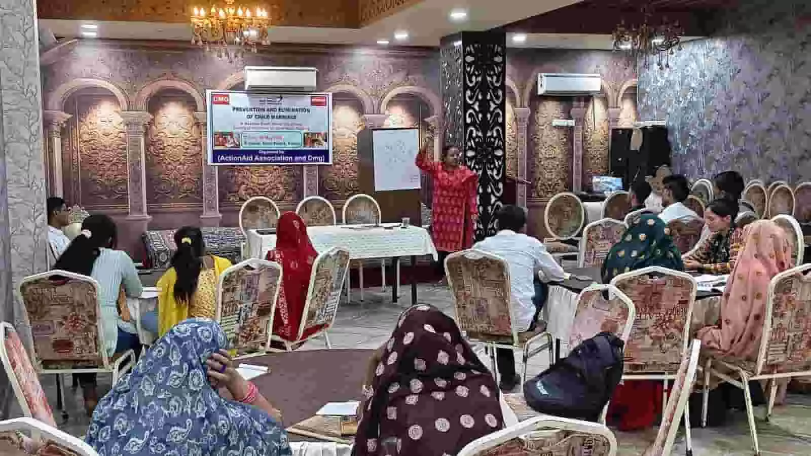 करौली के प्रशिक्षण हॉल में प्रशिक्षक और स्वयंसेवक बाल विवाह रोकथाम कार्यशाला में भाग लेते हुए। करौली के प्रशिक्षण हॉल में प्रशिक्षक और स्वयंसेवक बाल विवाह रोकथाम कार्यशाला में भाग लेते हुए।