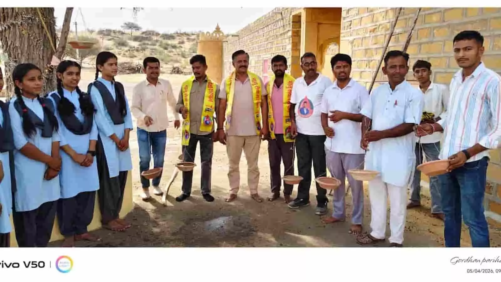 जैसलमेर के दव गांव में ग्रामीण और कार्यकर्ता पक्षियों के लिए मिट्टी के परिंडे हाथ में लेकर खड़े हैं। जैसलमेर के दव गांव में ग्रामीण और कार्यकर्ता पक्षियों के लिए मिट्टी के परिंडे हाथ में लेकर खड़े हैं।