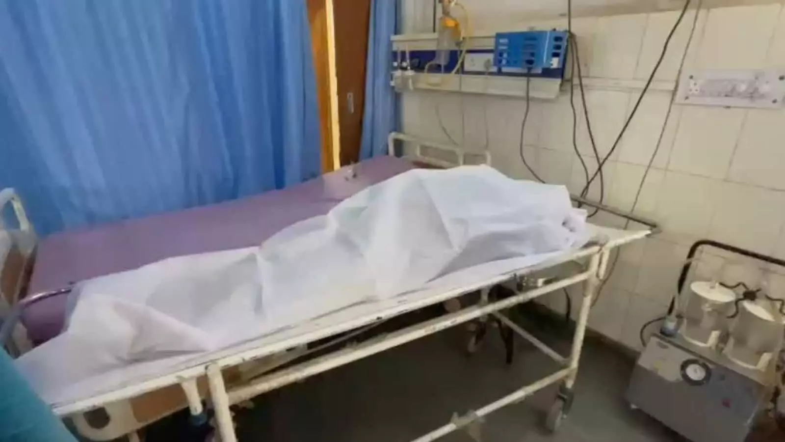 अस्पताल के वार्ड में स्ट्रेचर पर रखा शव और पास में चिकित्सा उपकरण। अस्पताल के वार्ड में स्ट्रेचर पर रखा शव और पास में चिकित्सा उपकरण।