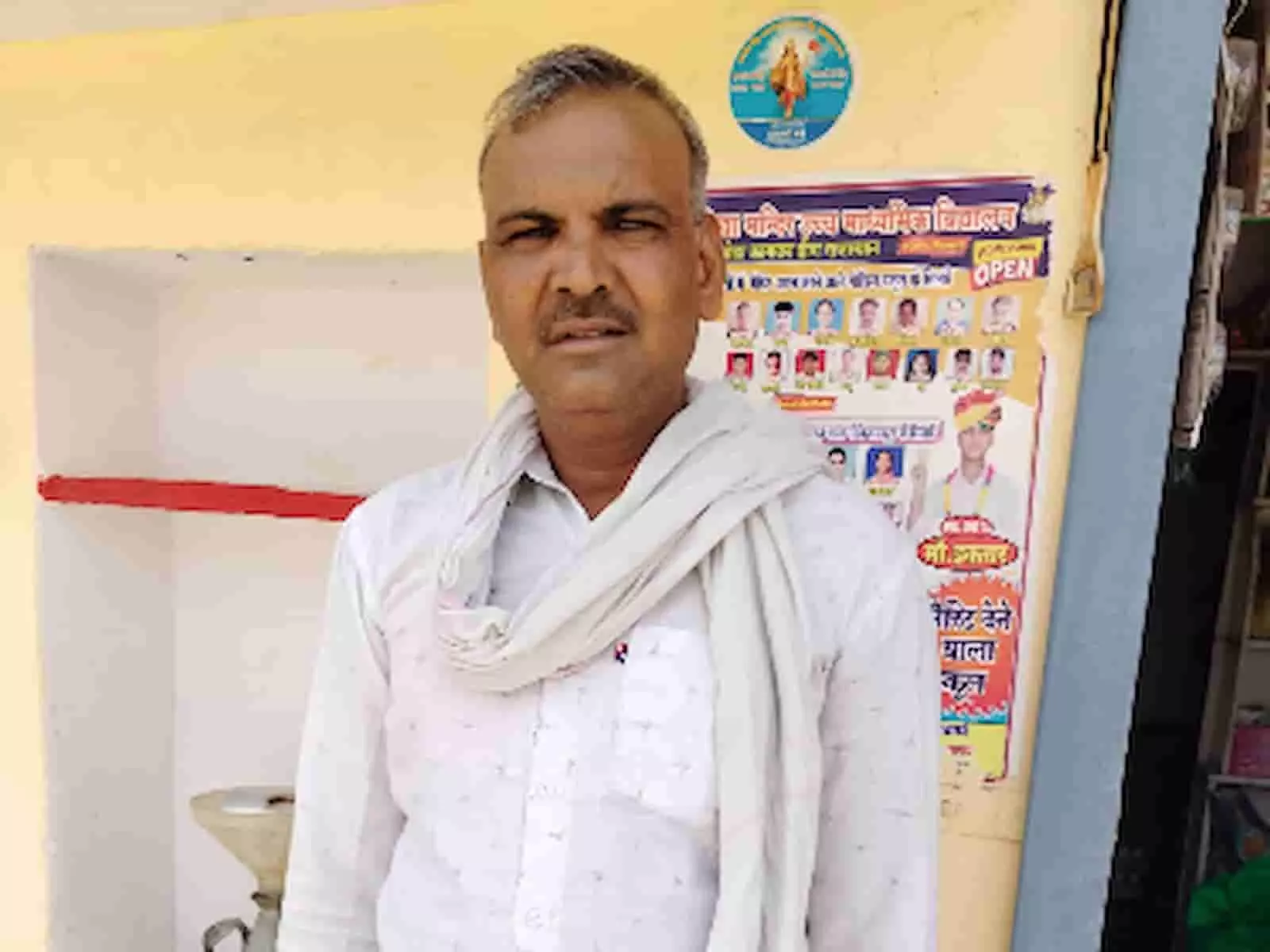 सफेद शर्ट और अंगोछा पहने खड़े किसान विनोद कुमार मन्नाराम सैनी ग्राम मातूकी डीग। सफेद शर्ट और अंगोछा पहने खड़े किसान विनोद कुमार मन्नाराम सैनी ग्राम मातूकी डीग।