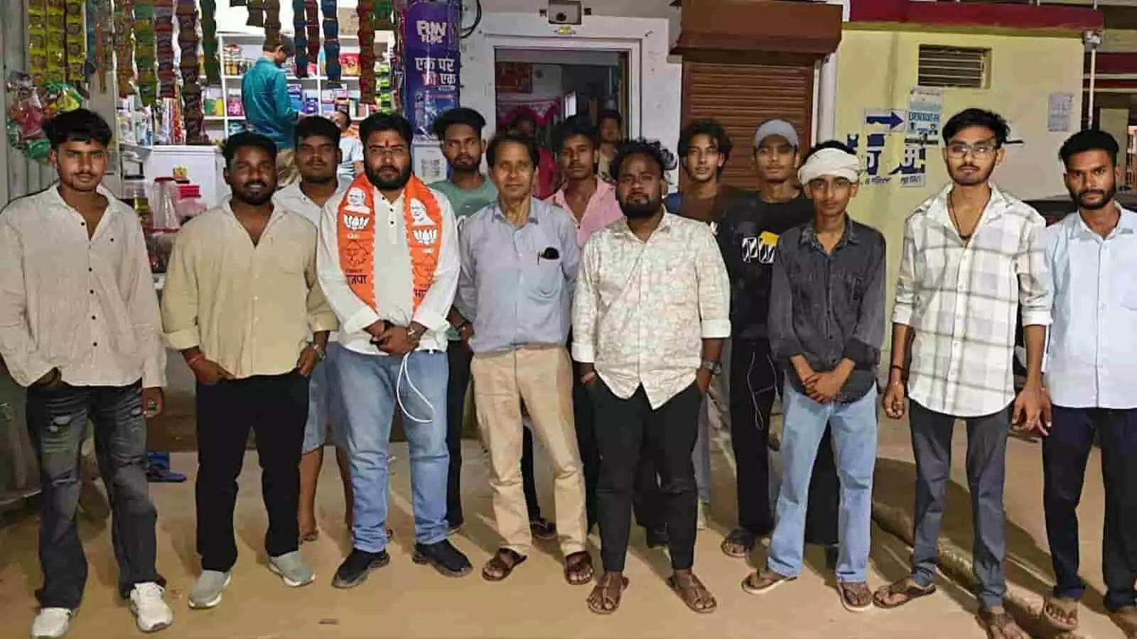 नसिया कॉलोनी में चुनावी जीत की खुशी मनाते हुए भाजपा युवा मोर्चा के कार्यकर्ता समूह में खड़े हैं। नसिया कॉलोनी में चुनावी जीत की खुशी मनाते हुए भाजपा युवा मोर्चा के कार्यकर्ता समूह में खड़े हैं।