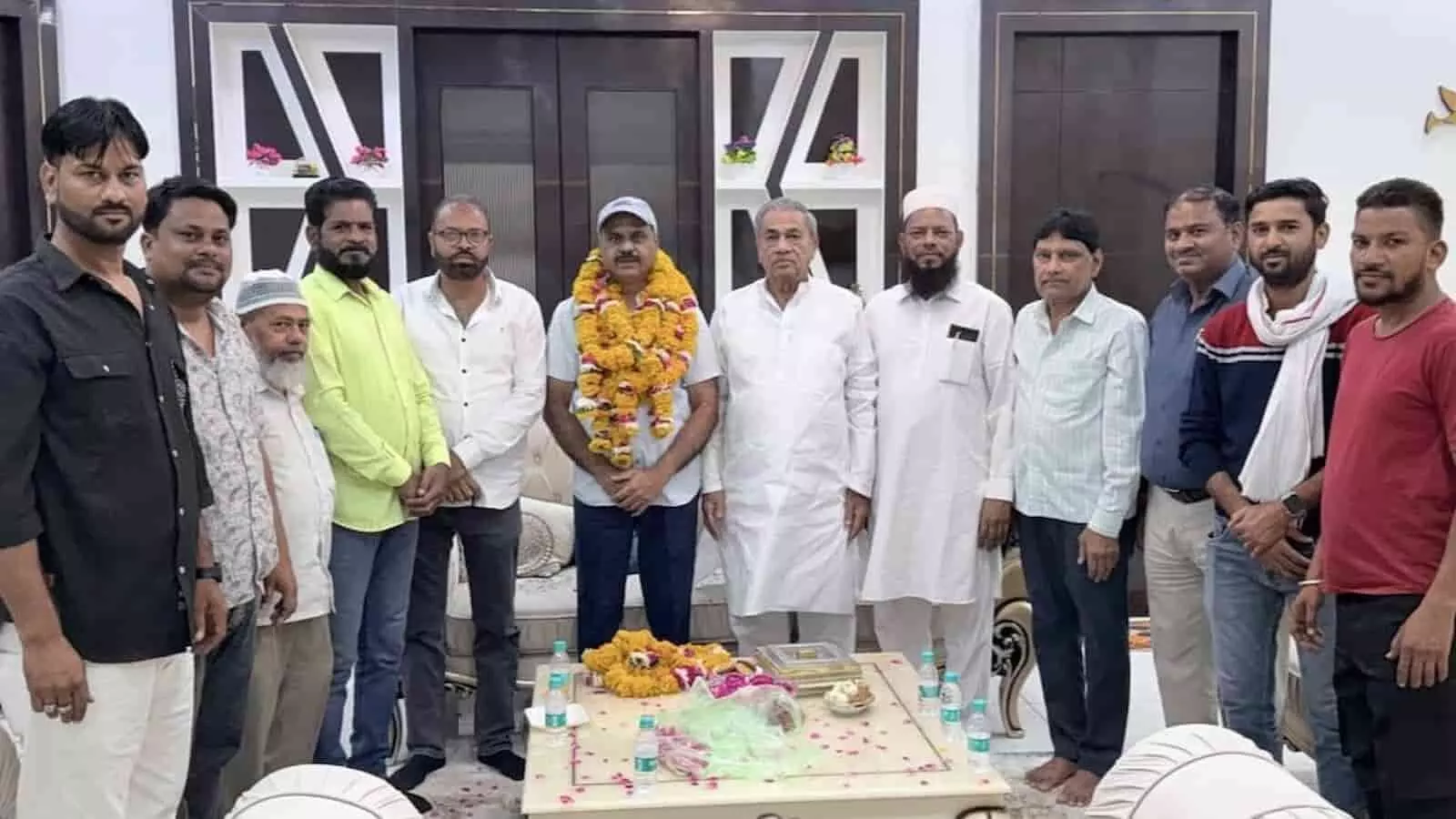 निवास पर खड़े होकर समूह में फोटो खिंचवाते हुए समाजसेवी माजिद सलीम और अन्य गणमान्य व्यक्ति।
