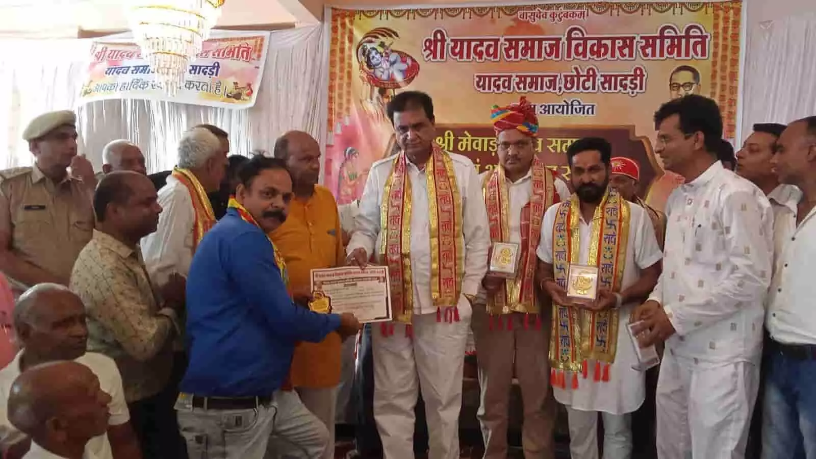 छोटी सादड़ी में आयोजित यादव समाज कार्यक्रम में मंचासीन अतिथियों द्वारा छात्र को प्रशस्ति पत्र देते हुए। छोटी सादड़ी में आयोजित यादव समाज कार्यक्रम में मंचासीन अतिथियों द्वारा छात्र को प्रशस्ति पत्र देते हुए।