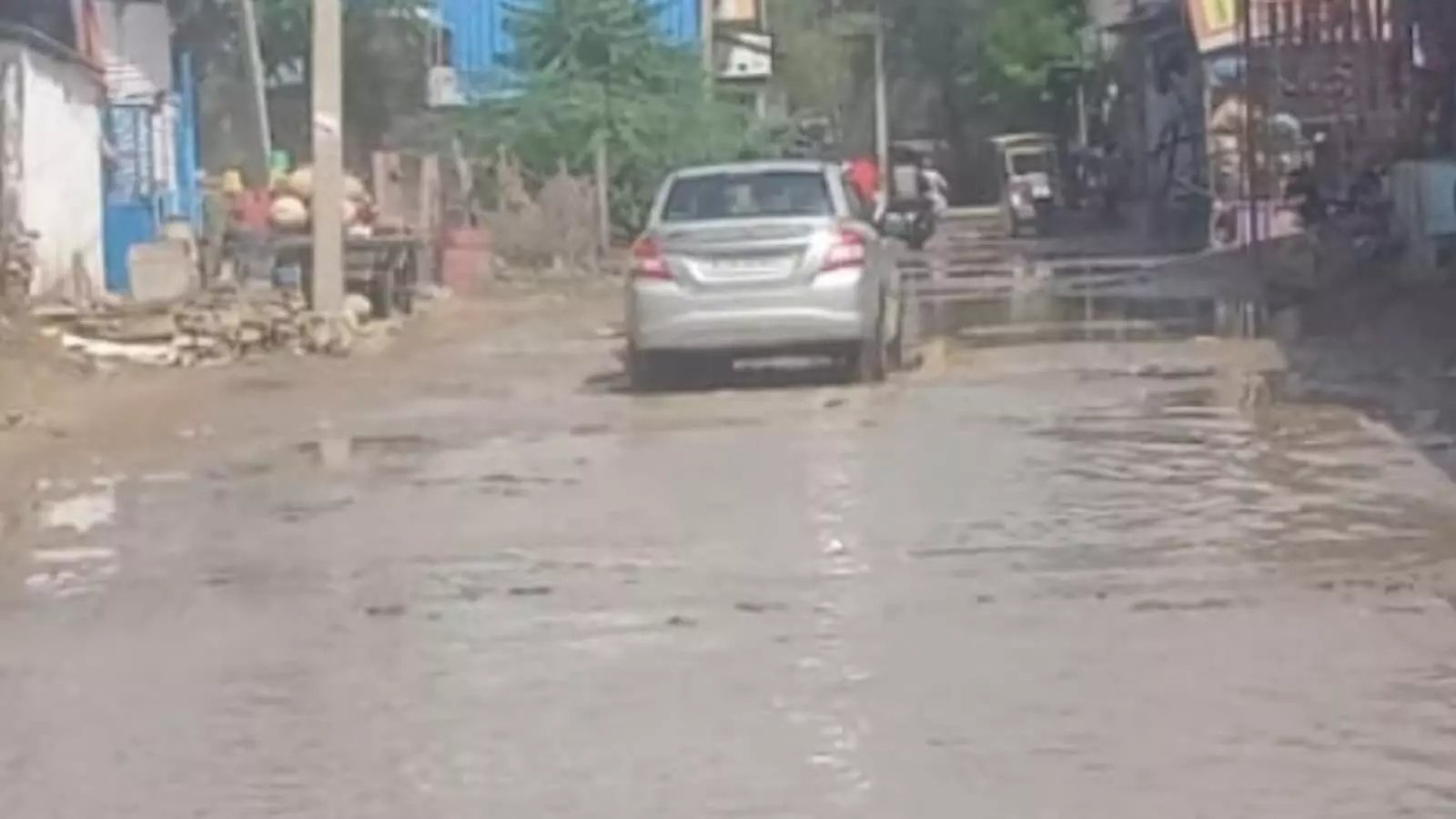 रायपुर के मुख्य मार्ग पर भरे पानी और गड्ढों के बीच से गुजरती हुई एक कार। रायपुर के मुख्य मार्ग पर भरे पानी और गड्ढों के बीच से गुजरती हुई एक कार।