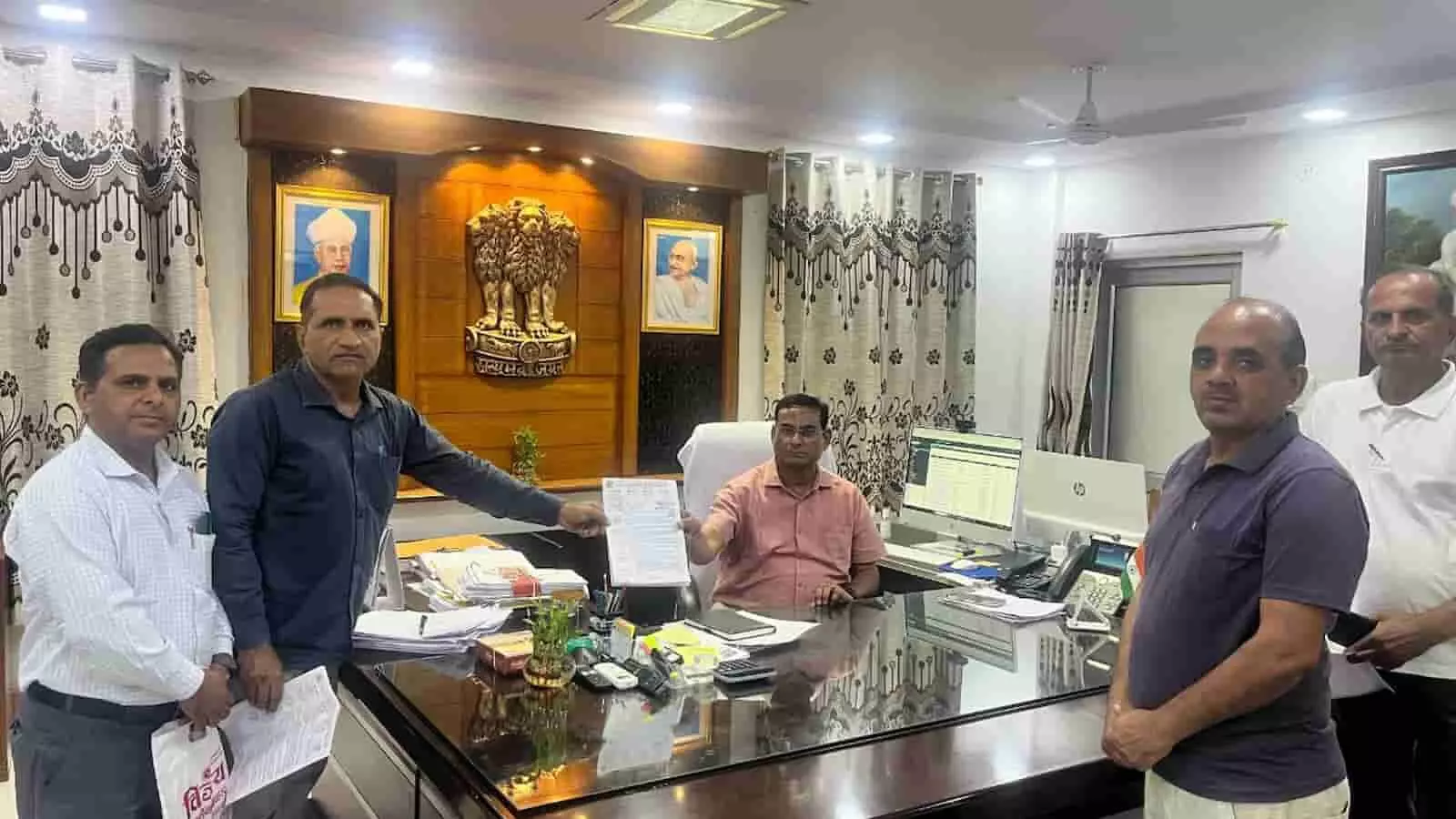 माध्यमिक शिक्षा कार्यालय में शिक्षक संघ के पदाधिकारी निदेशक को 10 सूत्रीय मांग पत्र का ज्ञापन सौंपते हुए। माध्यमिक शिक्षा कार्यालय में शिक्षक संघ के पदाधिकारी निदेशक को 10 सूत्रीय मांग पत्र का ज्ञापन सौंपते हुए।