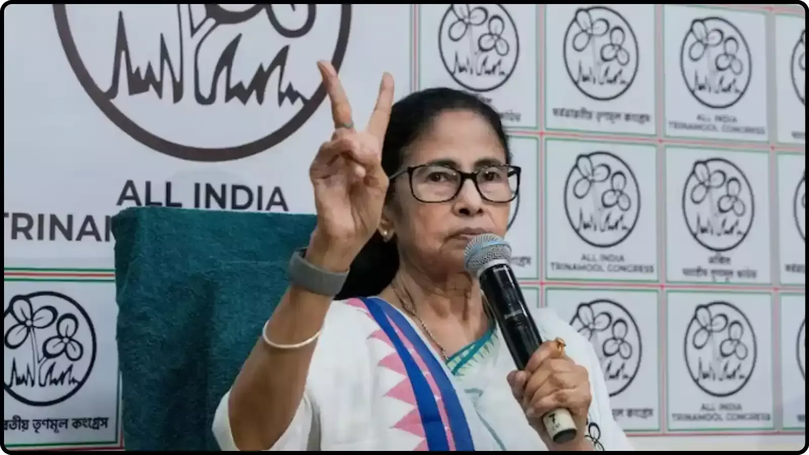 माइक के सामने बैठी ममता बनर्जी कोलकाता में प्रेस कॉन्फ्रेंस के दौरान हाथ से इशारा कर रही हैं। माइक के सामने बैठी ममता बनर्जी कोलकाता में प्रेस कॉन्फ्रेंस के दौरान हाथ से इशारा कर रही हैं।