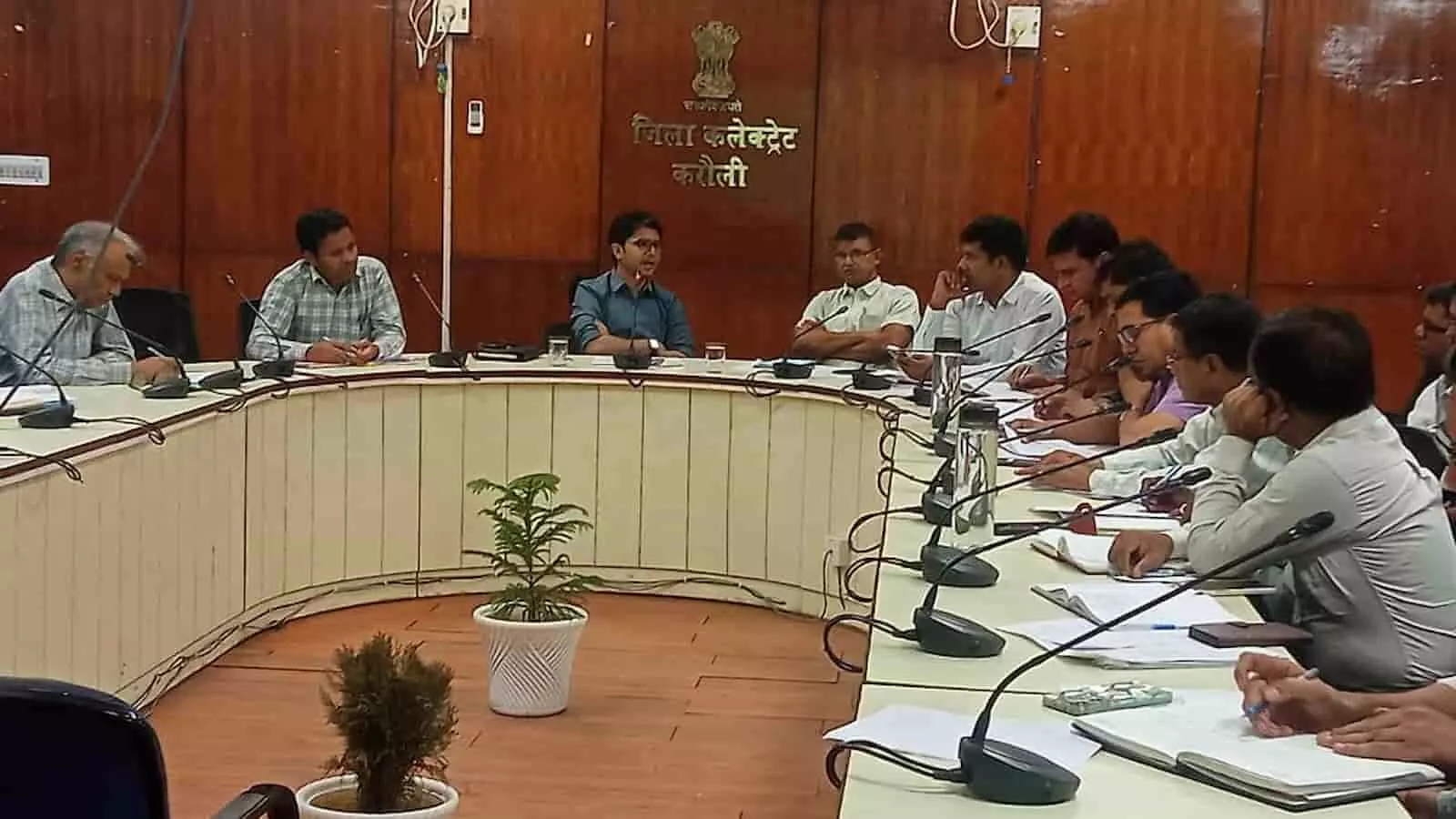 कलेक्ट्रेट सभागार में टेबल के चारों ओर बैठे अधिकारी जिला कलक्टर के साथ राजस्व बैठक करते हुए। कलेक्ट्रेट सभागार में टेबल के चारों ओर बैठे अधिकारी जिला कलक्टर के साथ राजस्व बैठक करते हुए।