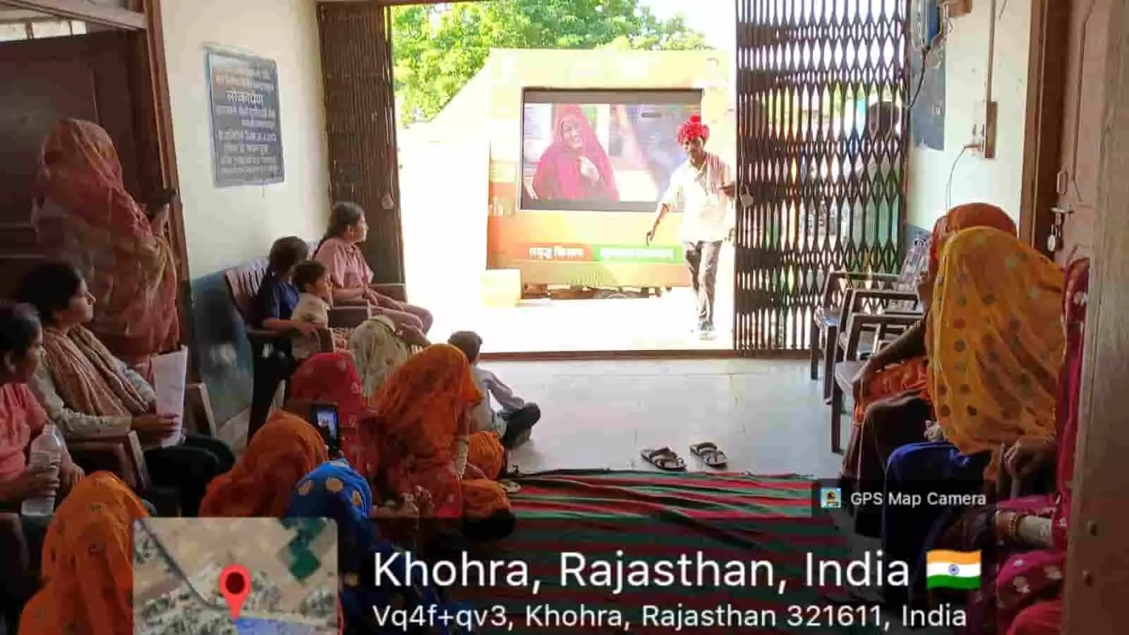 ग्राम पंचायत में डिजिटल स्क्रीन पर वीडियो देखते ग्रामीण और जानकारी देते लोक कलाकार। ग्राम पंचायत में डिजिटल स्क्रीन पर वीडियो देखते ग्रामीण और जानकारी देते लोक कलाकार।
