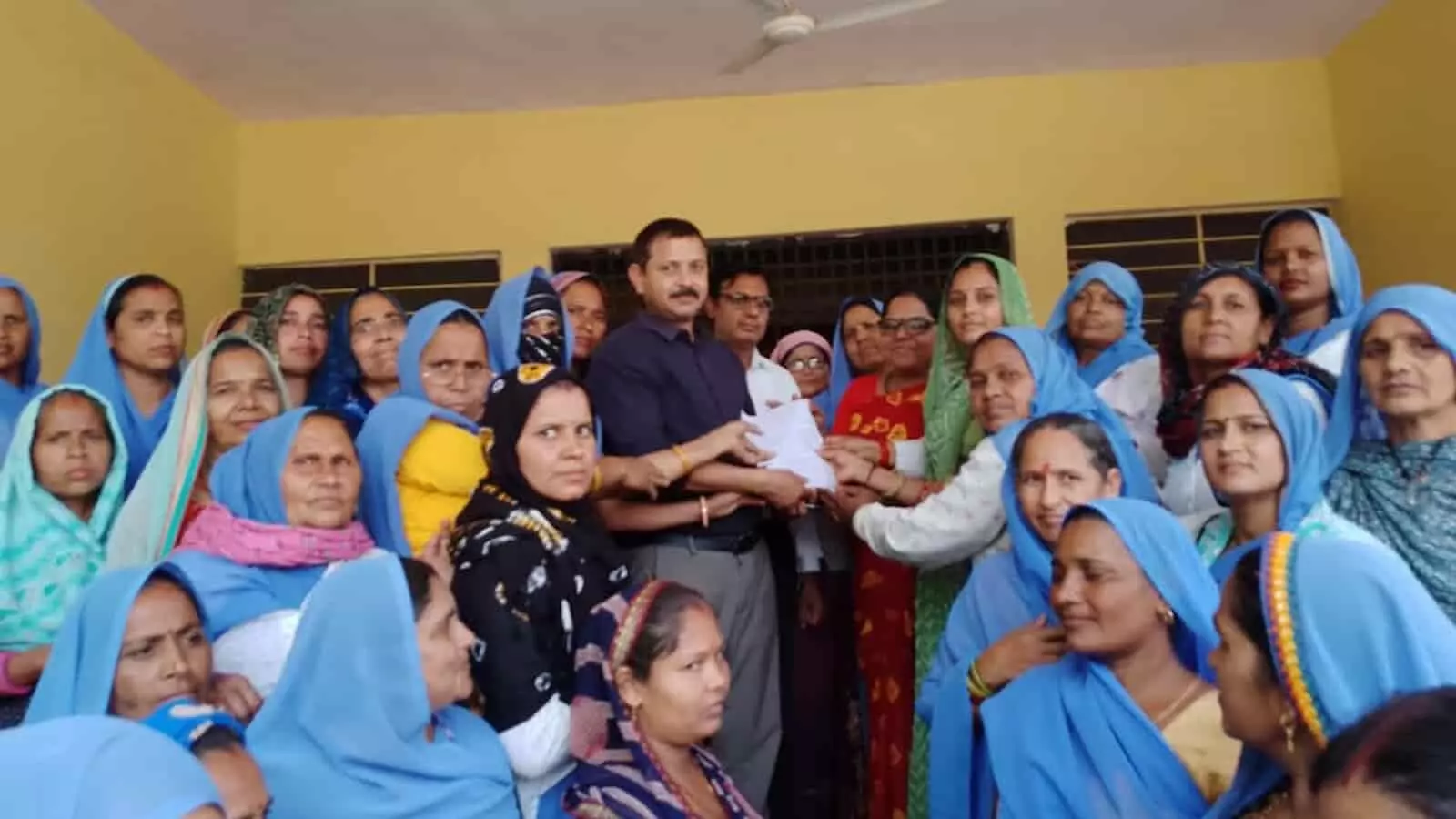 भुसावर में आशा सहयोगिनियां अपनी मांगों का ज्ञापन उपखण्ड अधिकारी को सौंपते हुए दिख रही हैं। भुसावर में आशा सहयोगिनियां अपनी मांगों का ज्ञापन उपखण्ड अधिकारी को सौंपते हुए दिख रही हैं।