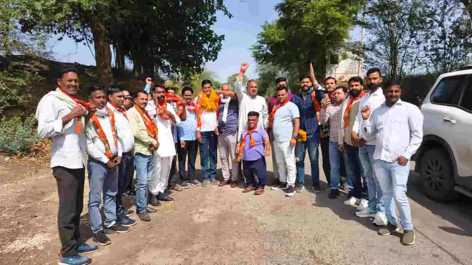 बारां में जनसंवाद यात्रा के दौरान विधायक राधेश्याम बैरवा समर्थकों के साथ सड़क पर खड़े होकर उत्साह प्रदर्शित कर रहे हैं।