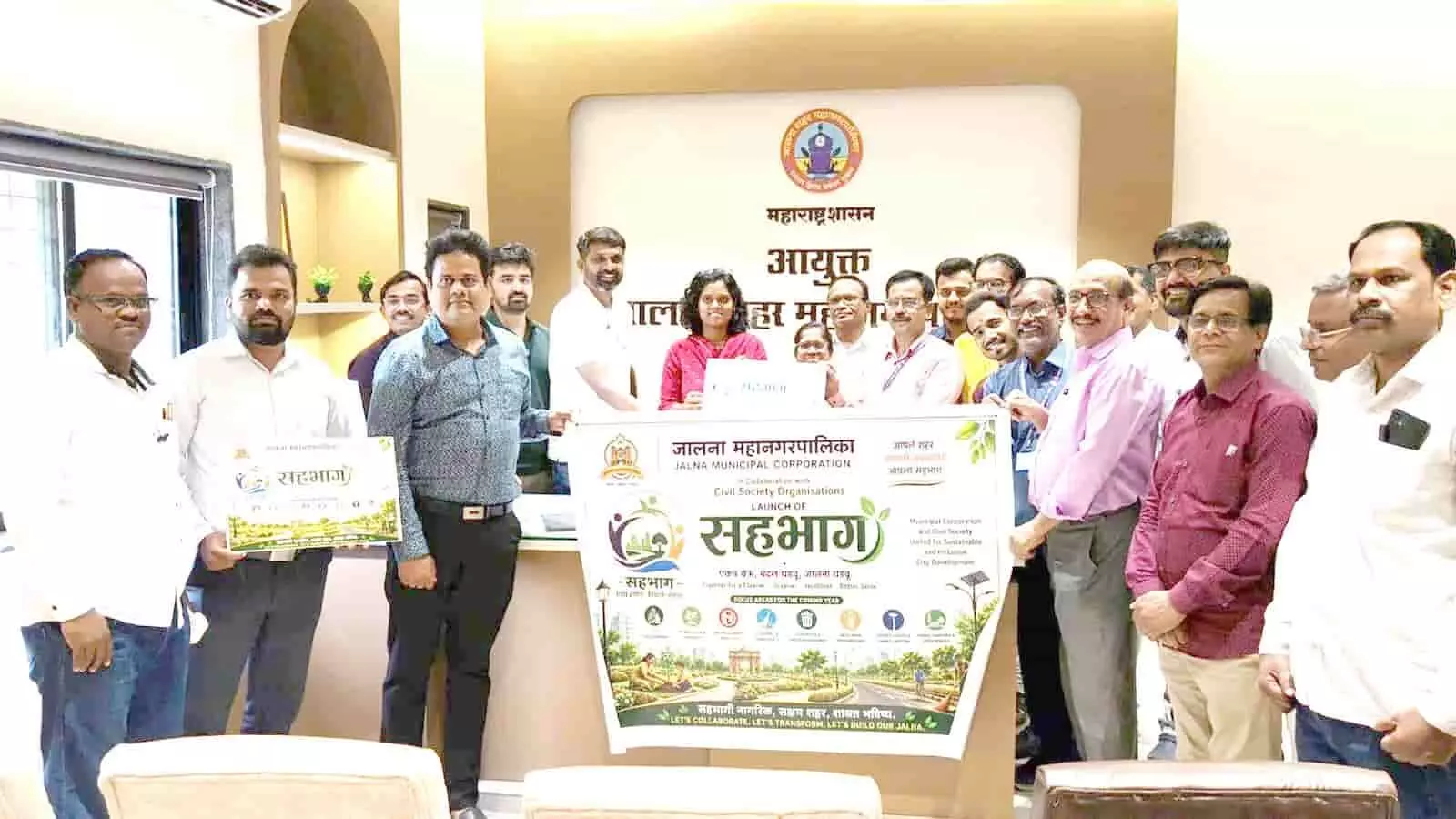 महानगरपालिका कार्यालय में आयुक्त अंजली शर्मा और सामाजिक कार्यकर्ता पर्यावरण संरक्षण बैठक में चर्चा कर रहे हैं। महानगरपालिका कार्यालय में आयुक्त अंजली शर्मा और सामाजिक कार्यकर्ता पर्यावरण संरक्षण बैठक में चर्चा कर रहे हैं।