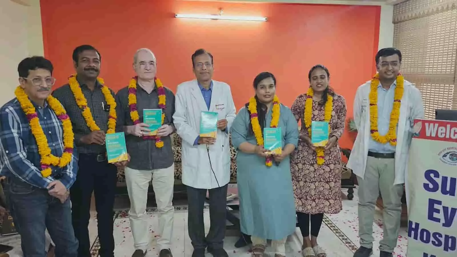 सुवि नेत्र चिकित्सालय कोटा में उन्नत रेटिना फेलोशिप प्रशिक्षण के दौरान चिकित्सा विशेषज्ञों का समूह। सुवि नेत्र चिकित्सालय कोटा में उन्नत रेटिना फेलोशिप प्रशिक्षण के दौरान चिकित्सा विशेषज्ञों का समूह।