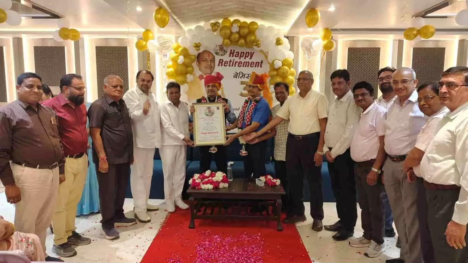 कोटा में सेवानिवृत्ति समारोह के दौरान आईजी राजेंद्र प्रसाद गोयल को सम्मानित करते गणमान्य लोग। कोटा में सेवानिवृत्ति समारोह के दौरान आईजी राजेंद्र प्रसाद गोयल को सम्मानित करते गणमान्य लोग।