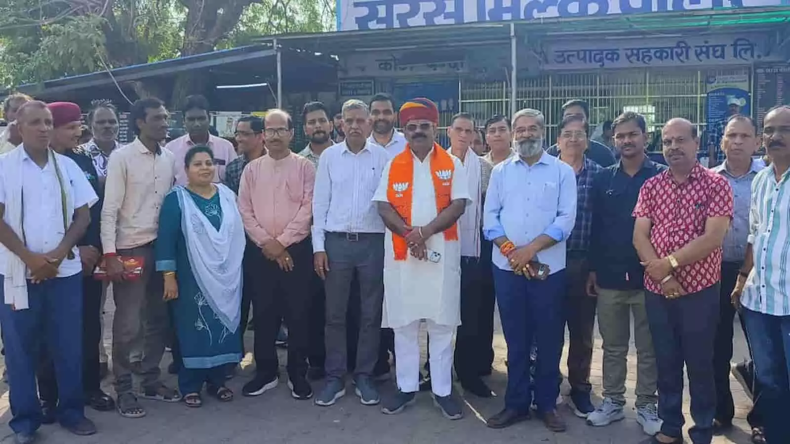कोटा के सरस डेयरी चौराहे पर चैनसिंह राठौड़ और भाजपा कार्यकर्ता चुनावी जीत का जश्न मनाते हुए।