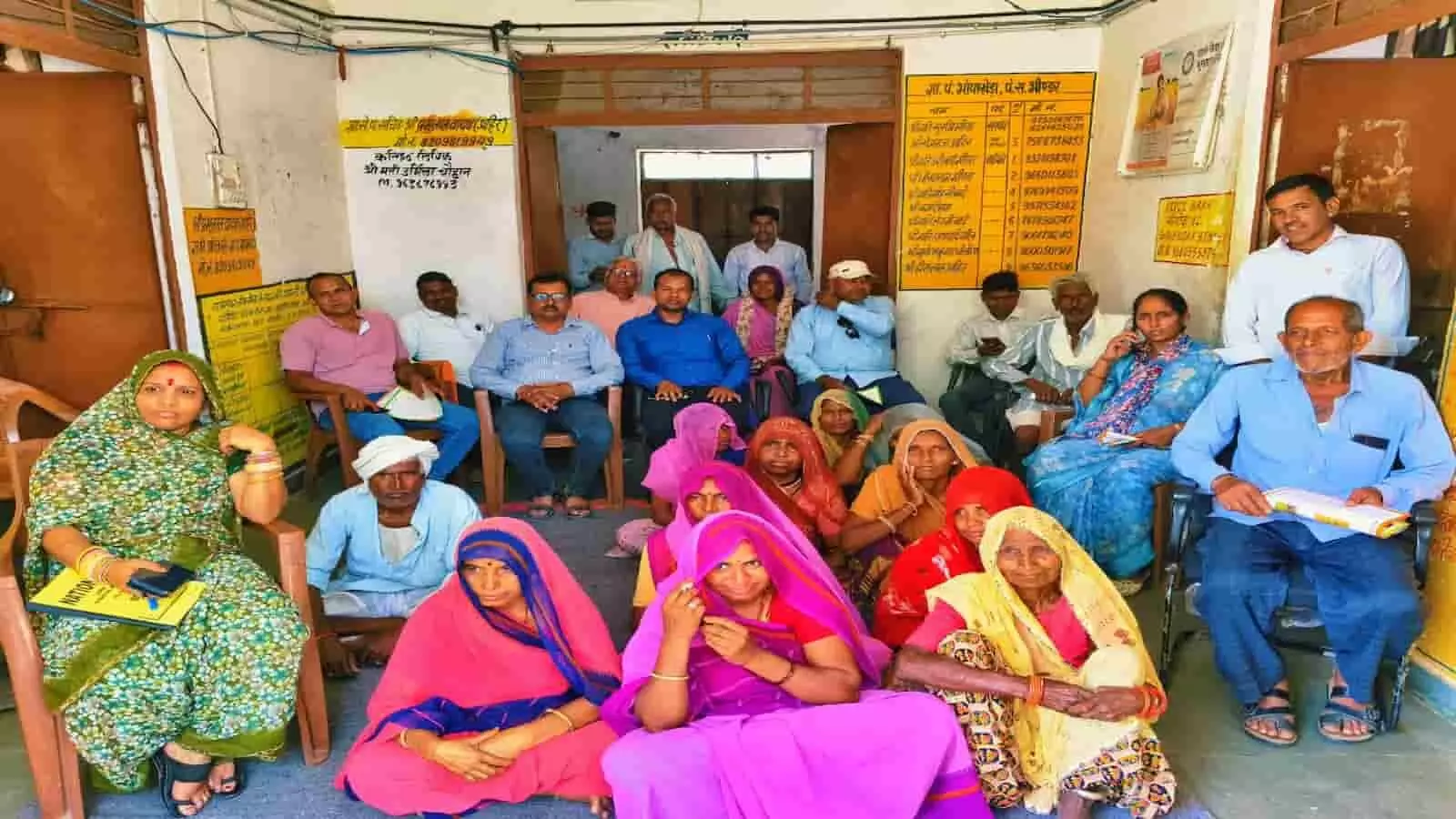 पंचायत भवन में बैठे हुए पुरुष और महिला ग्रामीण तथा प्रशासनिक अधिकारी खेरोदा क्षेत्र में सरकारी योजना कार्यक्रम के दौरान। पंचायत भवन में बैठे हुए पुरुष और महिला ग्रामीण तथा प्रशासनिक अधिकारी खेरोदा क्षेत्र में सरकारी योजना कार्यक्रम के दौरान।