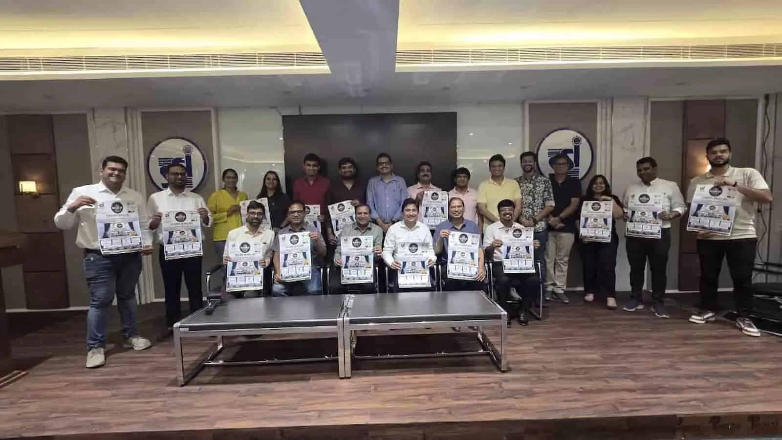 एसएसआई भवन कोटा में पदाधिकारी और सदस्य बिजनेस सर्कल मेगा कॉन्क्लेव का पोस्टर प्रदर्शित करते हुए।
