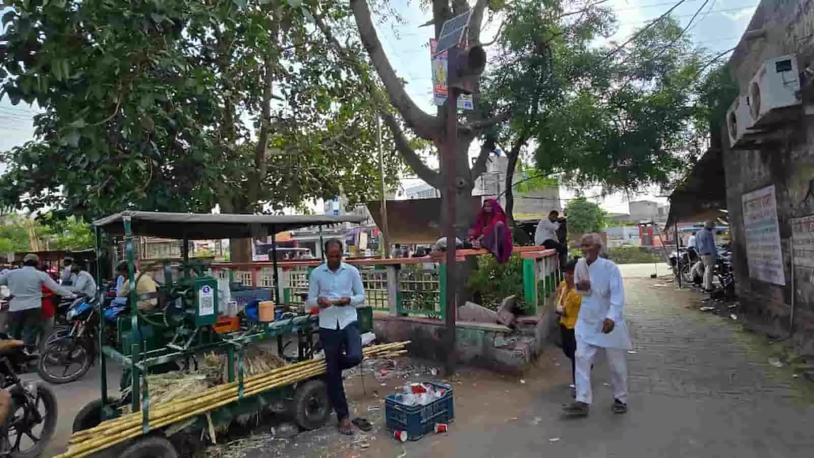 बयाना के गांधी चौक में महापुरुष के चबूतरे के पास फैली गंदगी और अवैध बाजार का दृश्य। बयाना के गांधी चौक में महापुरुष के चबूतरे के पास फैली गंदगी और अवैध बाजार का दृश्य।