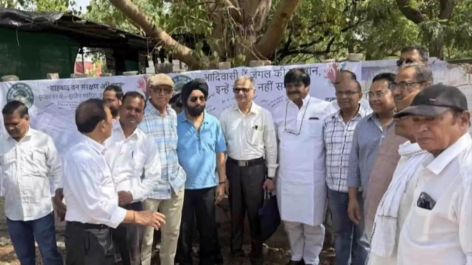 बारां कोर्ट परिसर में ग्रीनको पावर प्रोजेक्ट और वन कटाई के विरोध में हस्ताक्षर अभियान चलाते सामाजिक कार्यकर्ता। बारां कोर्ट परिसर में ग्रीनको पावर प्रोजेक्ट और वन कटाई के विरोध में हस्ताक्षर अभियान चलाते सामाजिक कार्यकर्ता।
